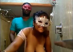 挑选了yam-size奶头印度人super-泼妇在淋浴中从后面硬性交