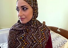 Wanita Arab di Hijab berhubungan seks dengan pria besar