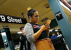 Słodkie pulchne filipina dziewczyna z okularami czekającymi na pociąg