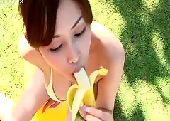 Махоры погружны Японское давалка Анри Сугихара ест огромный Банан