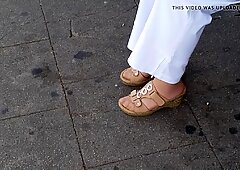 Nenek nilon kaki di sepatu gabus