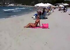 Mẹ tắm nắng con muốn địt ở bãi biển khoe hàng