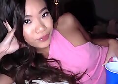 Горячая азиатская сестра трахается с большим елда братом в подушке форта