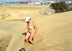 Đi dạo trong những đụn cát của maspalomas khỏa thân