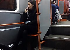Milf sexy en negros pantimedia en late tram