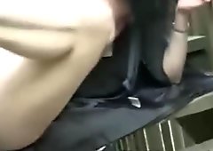 Morena cachonda echando dedo a su coño mientras fumadoras en la escalera