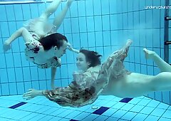 آنا NetRebko و Lada Poleshuk تحت ماء Lesbos