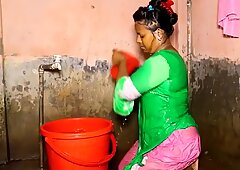 Ciocia hinduski bierze kąpiel