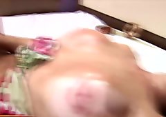 Шедолл пальцем трахает ее задницу во время ебля мастурбации