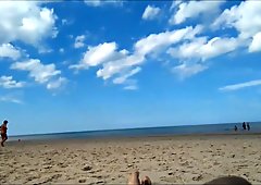 2 femmes en pleine nudité frontale sur la plage