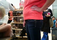 Zdjęcia spod spódniczki z cukierka siedzi na rynku butów
