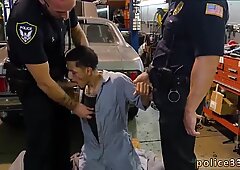 男孩和警察男同色情视频性感裸体被警察穿透