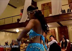 Trini indianki kobiety potrząsają botkami w tym seksownym filmie z tańcem chutney