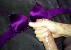 轻抚和精液在性感的紫色胸罩上