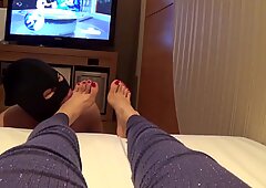 Coreana foot diosa - adorando mis pies mientras estoy mirando televisión