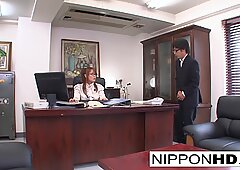 日本人秘書が机でオナニー